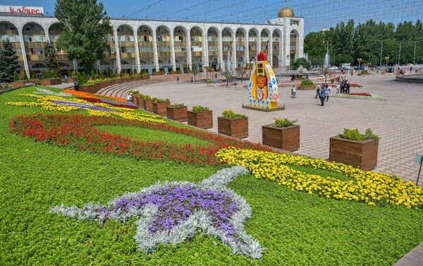 Клумбу украсили яркие бутоны таггетиса, сальвии, петунии, турецкой гвоздики, катарантуса и других цветов - Sputnik Кыргызстан