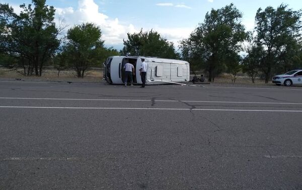 На автотрассе Бишкек — Нарын — Торугарт опрокинулся пассажирский микроавтобус, пострадали четыре человека - Sputnik Кыргызстан