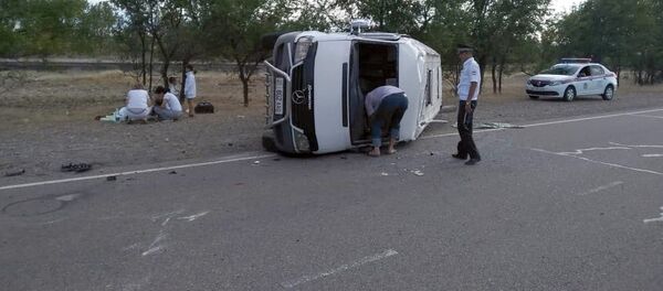 Пассажирский микроавтобус опрокинулся на автотрассе Бишкек — Торугарт - Sputnik Кыргызстан