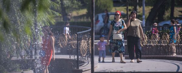 Женщины гуляют вдоль сквера близ ЦУМа в Бишкеке. Архивное фото Женщины гуляют вдоль сквера близ ЦУМа в Бишкеке. Архивное фото - Sputnik Кыргызстан