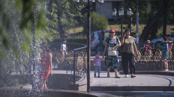 Женщины гуляют вдоль сквера близ ЦУМа в Бишкеке. Архивное фото - Sputnik Кыргызстан