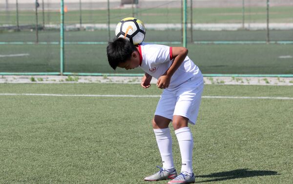Ранее был объявлен проект, юные участники которого соревновались в знании английского языка и демонстрировали футбольные навыки. - Sputnik Кыргызстан