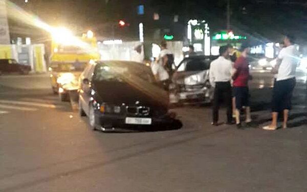 В Бишкеке произошло лобовое столкновение двух автомобилей - Sputnik Кыргызстан