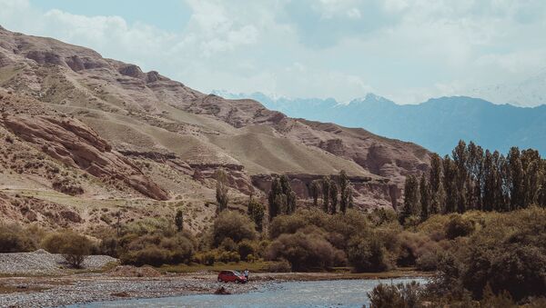 Река вдоль трассы Исфана — Баткен. Архивное фото - Sputnik Кыргызстан