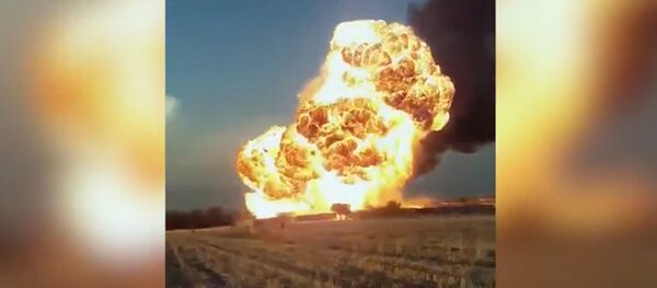 Момент взрыва на АЗС в Баткене — три видео с разного ракурса Момент взрыва на АЗС в Баткене — три видео с разного ракурса - Sputnik Кыргызстан