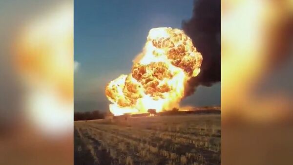 Момент взрыва на АЗС в Баткене — три видео с разного ракурса - Sputnik Кыргызстан