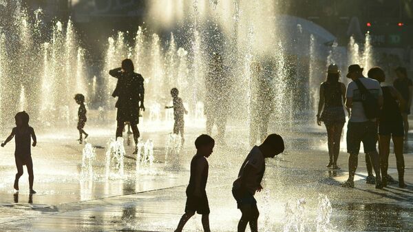 Дети играют около фонтанов в жаркий летний день. Архивное фото - Sputnik Кыргызстан