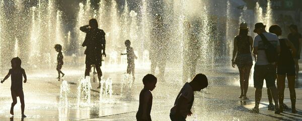 Дети играют около фонтанов в жаркий летний день. Архивное фото - Sputnik Кыргызстан