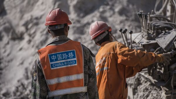 Рабочие во время строительных работ альтернативной дороги север — юг. Архивное фото - Sputnik Кыргызстан