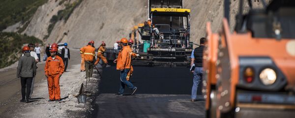 Рабочие во время укладки асфальта на альтернативной дороге север — юг. Архивное фото Рабочие во время укладки асфальта на альтернативной дороге север — юг. Архивное фото - Sputnik Кыргызстан
