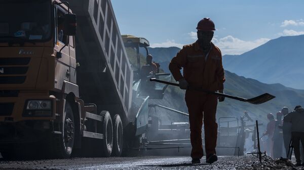 Рабочие во время строительства дороги. Архивное фото - Sputnik Кыргызстан