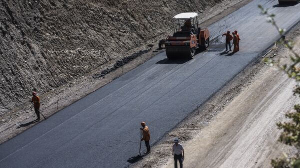 Строительство альтернативной дороги север — юг в КР. Архивное фото - Sputnik Кыргызстан