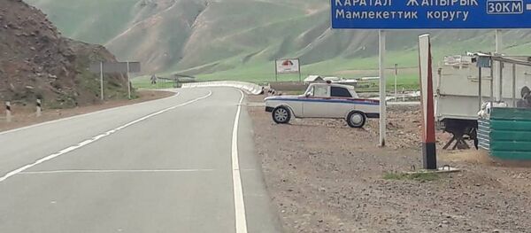 Нарын облусунун Оттук айылындагы Бишкек — Нарын — Торугарт автожолуна кайгуул милициясынын машинасынын макети коюлду - Sputnik Кыргызстан