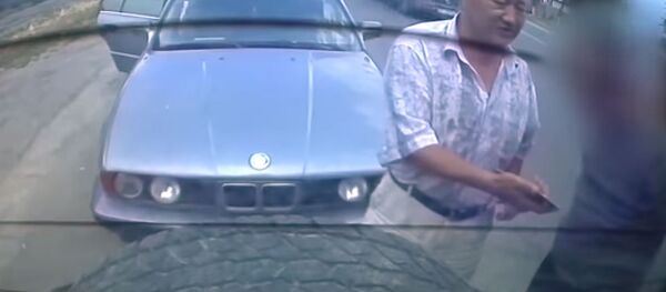 Туристов из Казахстана преследовал милиционер на BMW. Видео - Sputnik Кыргызстан