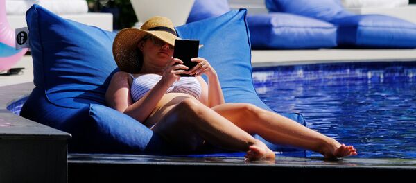 Кыз бассейндин жанында эс алып жатат. Архив Кыз бассейндин жанында эс алып жатат. Архив - Sputnik Кыргызстан