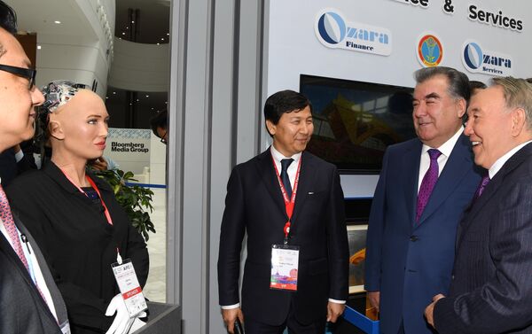 Президенты стран Центральной Азии встретились с киборгом Софией. - Sputnik Кыргызстан