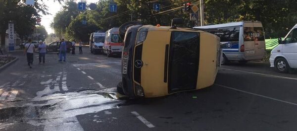 Борбор калаада №224 маршруттук такси менен минивэн кагышып, үч киши олуттуу жаракат алганын Жол кыймылы коопсуздугун камсыздоо башкы башкармалыгы билдирди Борбор калаада №224 маршруттук такси менен минивэн кагышып, үч киши олуттуу жаракат алганын Жол кыймылы коопсуздугун камсыздоо башкы башкармалыгы билдирди - Sputnik Кыргызстан