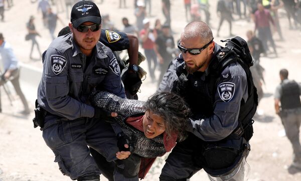 Аресты в деревне бедуинов израильскими полицейскими - Sputnik Кыргызстан