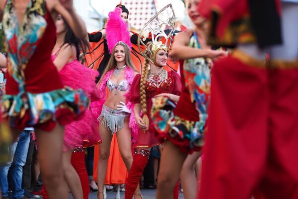 Карнавальное шествие болельщиков перед матчем ЧМ-2018 по футболу между сборными Бразилии и Мексики - Sputnik Кыргызстан