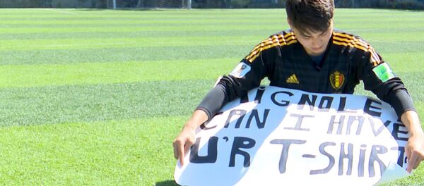 Как кыргызстанцу подарил футболку вратарь сборной Бельгии — видео - Sputnik Кыргызстан