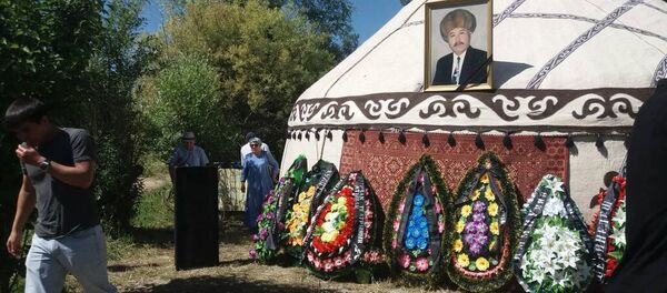 Похороны актера Дуйшенбека Байдоботова - Sputnik Кыргызстан