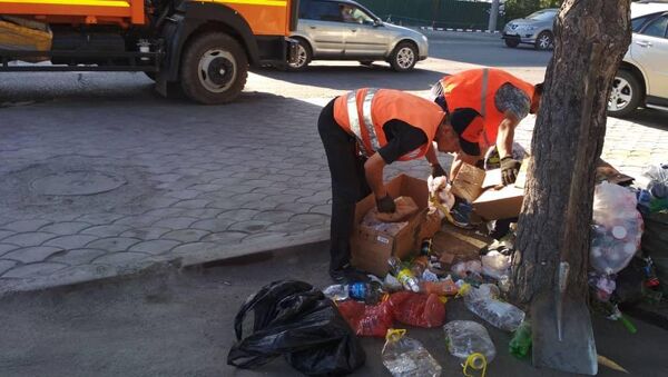 Сотрудники МП Тазалык во время мусора на одной из улиц Бишкека. Архивное фото - Sputnik Кыргызстан