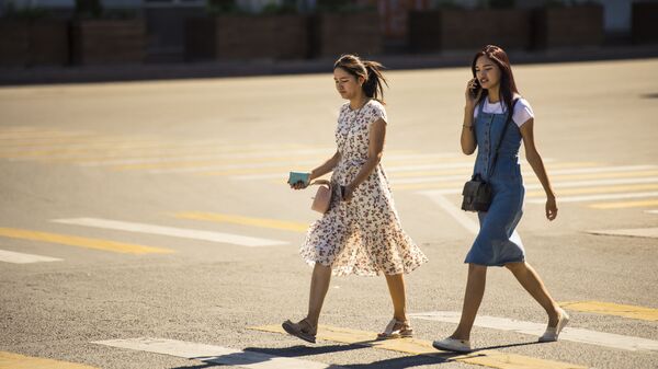 Девушки идут по улице Бишкека в летний день. Архивное фото - Sputnik Кыргызстан