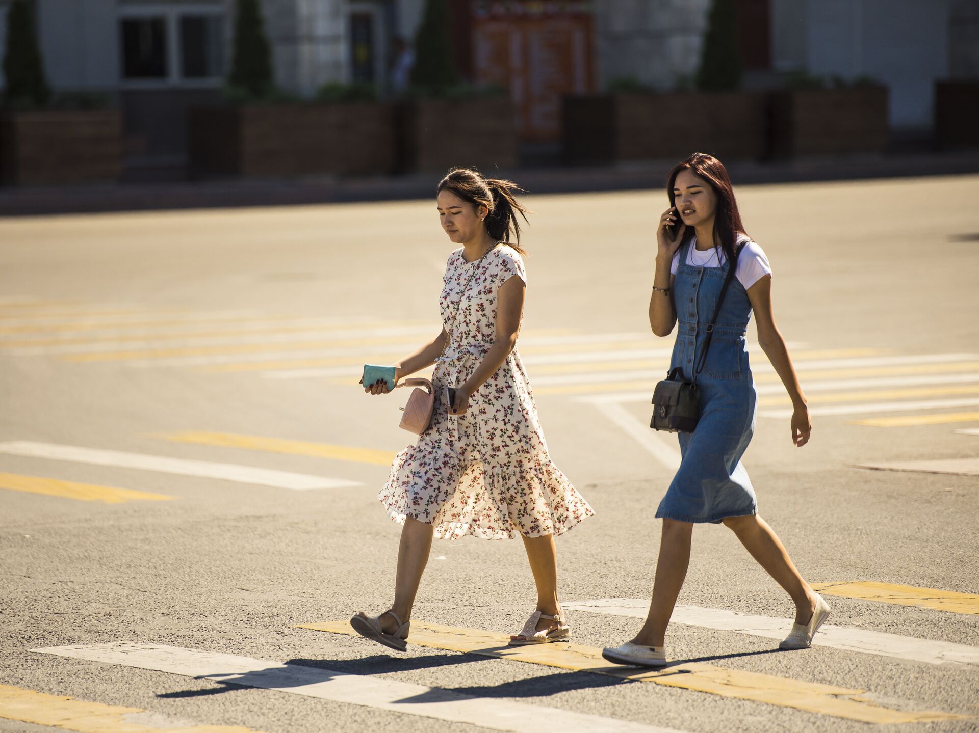 Большие девочки когда идет на пятнице. Киргизские девушки на улице. Киргизия люди на улицах. Бишкек девушки на улице. Бишкек люди на улице.