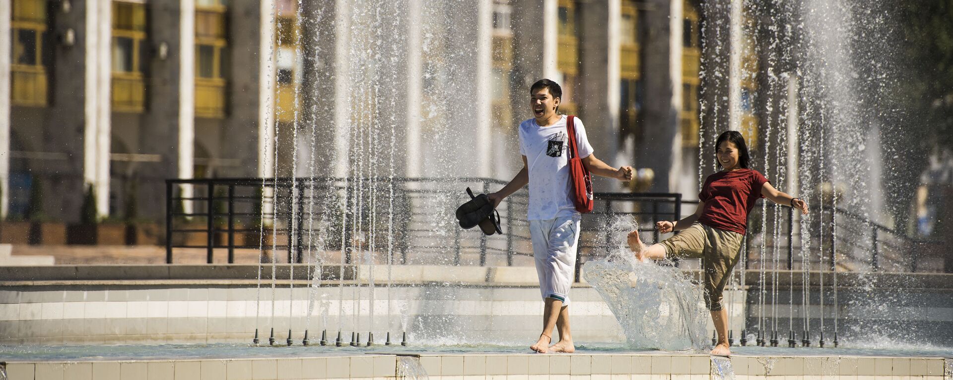 Молодые люди у фонтана на площади Ала-Тоо в Бишкеке. Архивное фото - Sputnik Кыргызстан, 1920, 09.07.2023