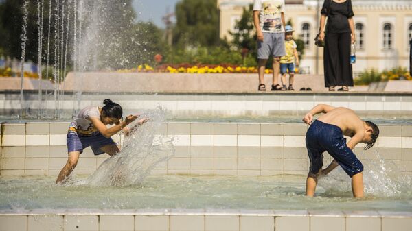 Бишкектеги Ала-Тоо аянтындагы фонтандардын жанында балдар. Архив - Sputnik Кыргызстан