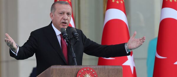 Президент Турции Реджеп Тайип Эрдоган с супругой во время церемонии инаугурации в Президентском дворце в Анкаре, Турция, 9 июля 2018 год Президент Турции Реджеп Тайип Эрдоган с супругой во время церемонии инаугурации в Президентском дворце в Анкаре, Турция, 9 июля 2018 год - Sputnik Кыргызстан