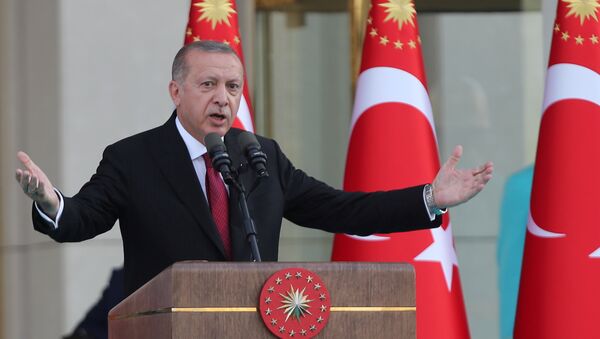 Президент Турции Реджеп Тайип Эрдоган с супругой во время церемонии инаугурации в Президентском дворце в Анкаре, Турция, 9 июля 2018 год - Sputnik Кыргызстан