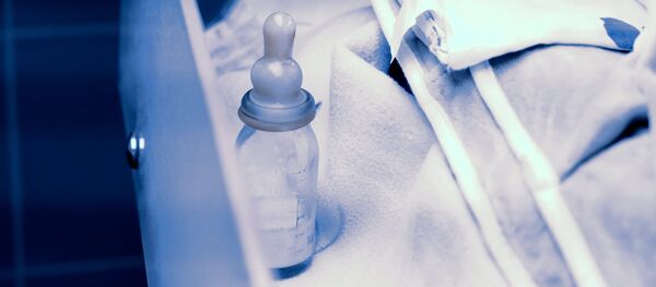 Бутылочка с соской для новорожденного в роддоме. Архивное фото - Sputnik Кыргызстан