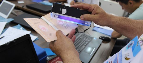 Занятия операторов ЦОН по выявлению фальшивых документов - Sputnik Кыргызстан