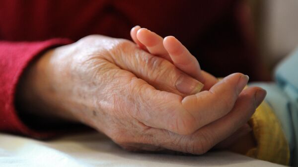 Пожилая женщина держит руку своего внука. Архивное фото  - Sputnik Кыргызстан