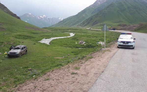 В Токтогульском районе Джалал-Абадской области 64-летний мужчина не справился с управлением автомобиля Lexus RX400, вследствие чего авто съехало с проезжей части и перевернулось - Sputnik Кыргызстан