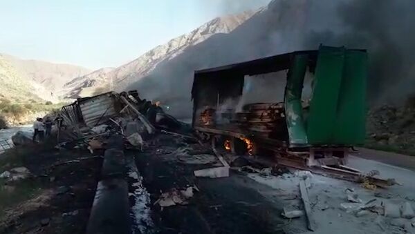 Две фуры столкнулись в Нарынской области, одна сгорела — шокирующее видео - Sputnik Кыргызстан