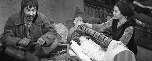 Тартуу иштерине Айтматов көз салып турган. Бетме-бет тасмасынан таберик сүрөт - Sputnik Кыргызстан