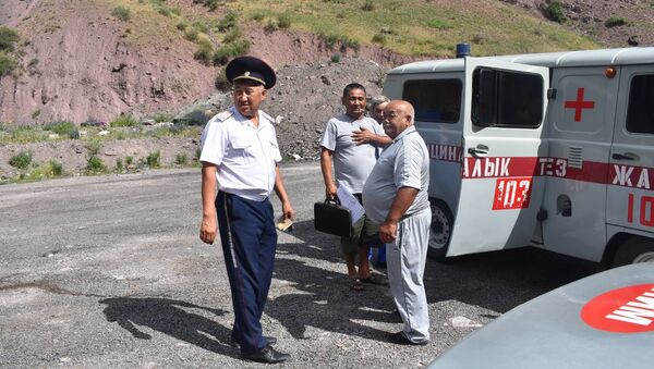 Инспекторы УОБДД и медики останавливали водителей на посту Сосновка - Sputnik Кыргызстан