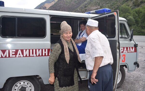 Если водитель выглядел уставшим или же у него наблюдалось обезвоживание, повышенное давление, медики рекомендовали немного отдохнуть перед дорогой по высокогорным участкам трассы Бишкек — Ош. - Sputnik Кыргызстан