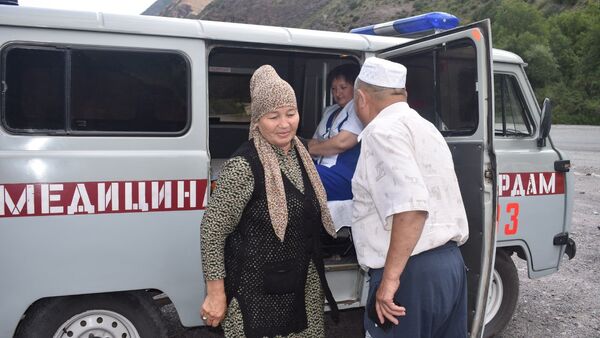 Инспекторы УОБДД и медики останавливали водителей на посту Сосновка - Sputnik Кыргызстан