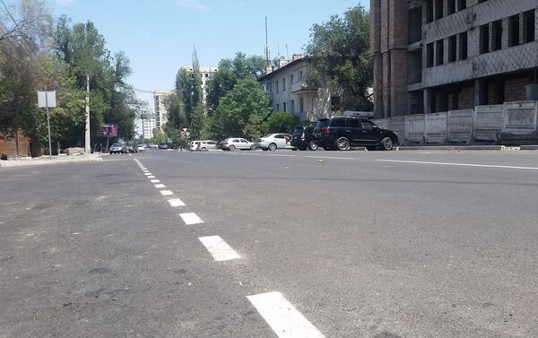 В верхней части улицы от Киевской до Боконбаева сейчас идут работы по установке дорожных знаков. - Sputnik Кыргызстан