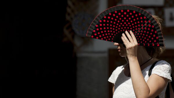 Девушка укрывается веером от солнца. Архивное фото - Sputnik Кыргызстан