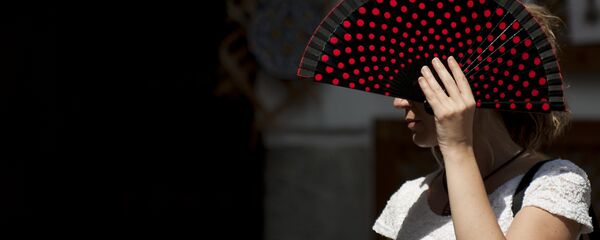 Күндөн коргонуп жаткан кыз. Архив - Sputnik Кыргызстан