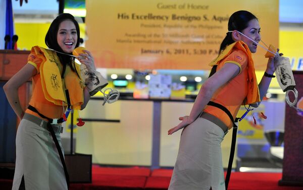 Cebu Pacific авиакомпаниясынын кызматкерлери коопсуздук боюнча мастер-класс учурунда - Sputnik Кыргызстан