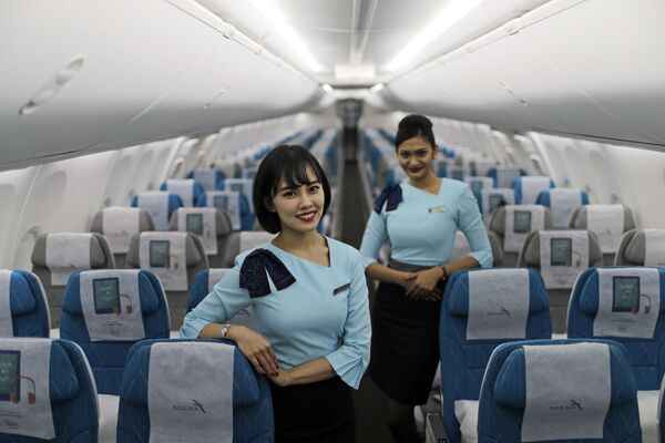 Silk Air авиакомпаниясынын стюардессалары Сингапурдагы аэропортто - Sputnik Кыргызстан