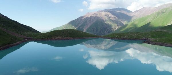 Мертвое озеро под Бишкеком манит сотни туристов. Но дойти туда может не каждый - Sputnik Кыргызстан