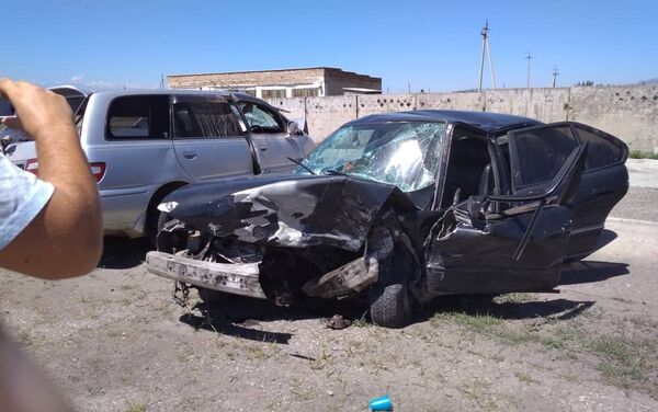 Трагедия случилась 1 июля примерно в 4.30 на объездной трассе в Кеминском районе Чуйской области. Столкнулись Toyota Avensis и BMW E525 - Sputnik Кыргызстан