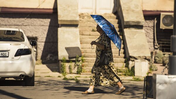 Женщина с зонтом во время жары в Бишкеке. Архивное фото - Sputnik Кыргызстан