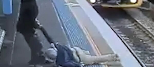 Через пять секунд его бы раздавил поезд — видео чудесного спасения - Sputnik Кыргызстан